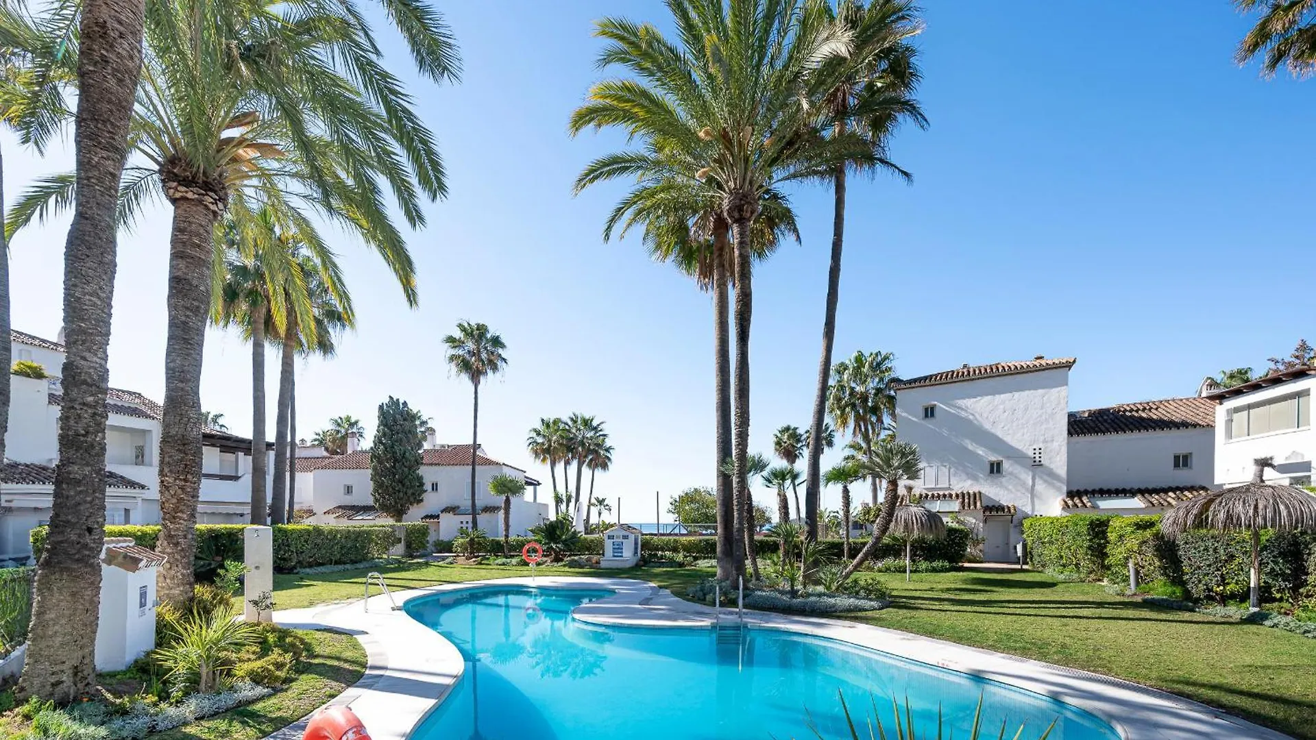 Increible Piso 4 Dorm, Terraza, Parking & Pool Apartment Marbella Spain